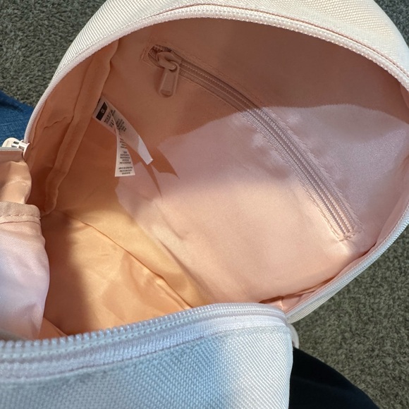 Gymshark Soft Pink Women's Backpack like New!!!           Make offer!!! - Picture 3 of 5